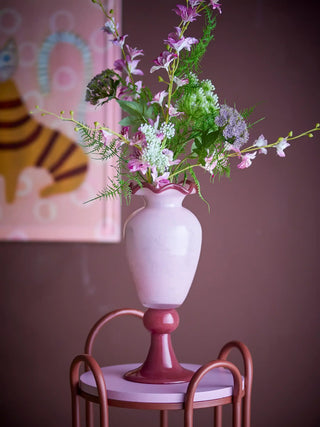 Vaas glas roos Frills 34cm van Bloomingville, toegepast in een sfeervolle interieursetting