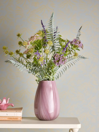 Vaas glas roze Ennis 22cm van Bloomingville, in een gestileerde detailopstelling