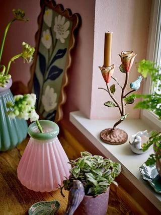Vaas glas roze judith 20cm van Bloomingville, in een gestileerde detailopstelling