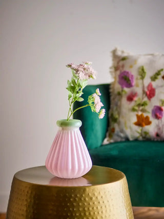 Vaas glas roze judith 20cm van Bloomingville, toegepast in een sfeervolle interieursetting