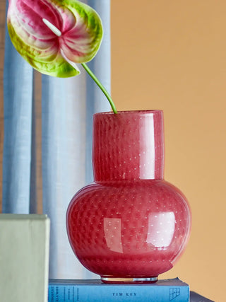 Vaas glas roze Roscoe 21cm van Bloomingville, toegepast in een sfeervolle interieursetting