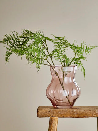 Vaas glas roze Tava 20cm van Bloomingville, toegepast in een sfeervolle interieursetting