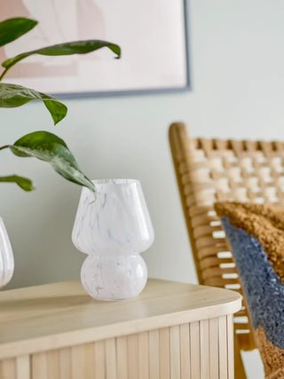 Vaas glas wit Halim 18cm van Bloomingville, toegepast in een sfeervolle interieursetting