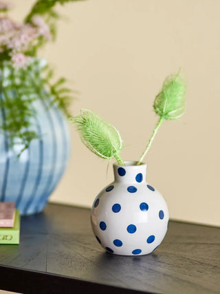 Vaas keramiek blauw Fian van Bloomingville, toegepast in een sfeervolle interieursetting