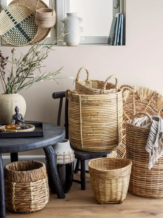 Vaas keramiek zwart Janie 32cm van Bloomingville, toegepast in een sfeervolle interieursetting