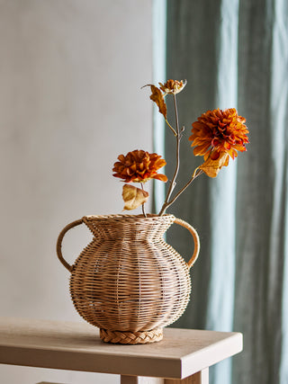 Vaas naturel rotan afwerking Uni Ø25×26 cm van Bloomingville, toegepast in een sfeervolle interieursetting