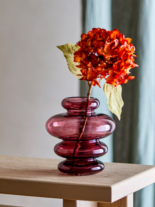 Vaas paars glas Kayn Ø18×19,5 cm van Bloomingville, toegepast in een sfeervolle interieursetting