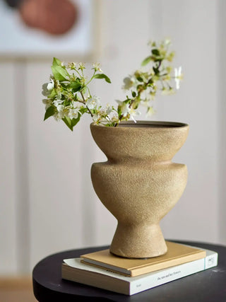 Vaas terracotta beige Cristel 19cm van Bloomingville, toegepast in een sfeervolle interieursetting