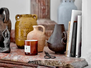 Vaas terracotta geel Rijad 25cm van Bloomingville, in een gestileerde productopstelling
