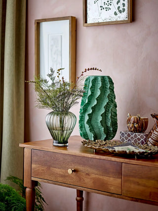 Vaas terracotta groen Natika 37cm van Bloomingville, in een gestileerde detailopstelling