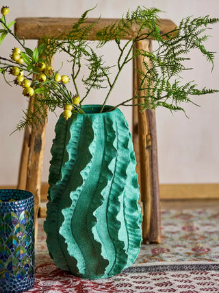 Vaas terracotta groen Natika 37cm van Bloomingville, toegepast in een sfeervolle interieursetting