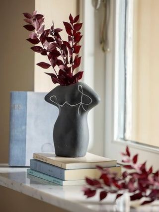 Vaas terracotta zwart Lulu 16cm van Bloomingville, toegepast in een sfeervolle interieursetting