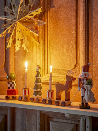 Vadim kersttrein met brandende kaarsen op een schouw