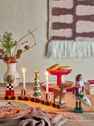 Verlichte Vadim kersttrein op een feestelijk gedekte tafel