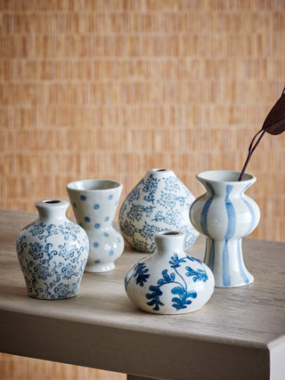 Vazenset aardewerk blauw Quinto - set van 5 van Bloomingville, in een gestileerde detailopstelling