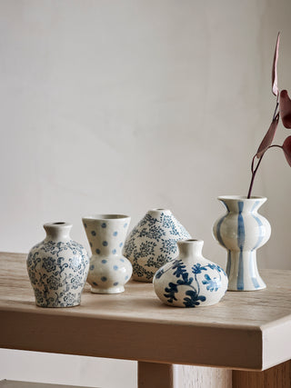 Vazenset aardewerk blauw Quinto - set van 5 van Bloomingville, toegepast in een sfeervolle interieursetting
