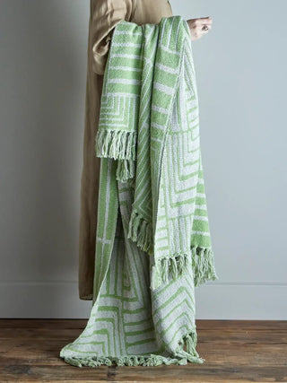 Groene Velva plaid uitgevouwen en vastgehouden