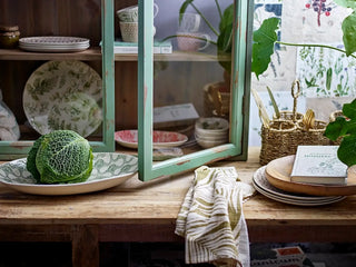 Vitrinekast vurenhout groen Hazem 122cm van Bloomingville, toegepast in een stijlvolle woonkamer
