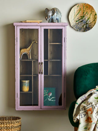 Vitrinekast vurenhout roze Hazem 50x80cm van Bloomingville, toegepast in een sfeervolle interieursetting