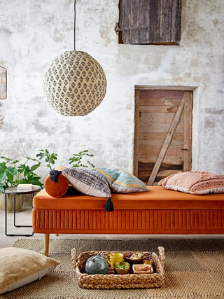 Vloerkleed zeegras naturel Enzov 150x245cm van Bloomingville, gepresenteerd in een natuurlijke buitenomgeving
