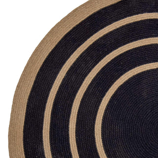 Vloerkleed zeegras zwart Lune 120cm van Bloomingville, toegepast in een sfeervolle interieursetting
