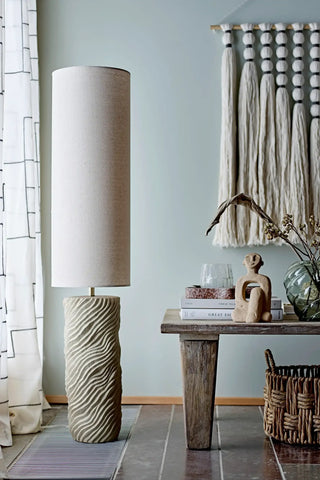 Vloerlamp aardewerk nature Payah 110cm van Bloomingville, toegepast in een sfeervolle interieursetting