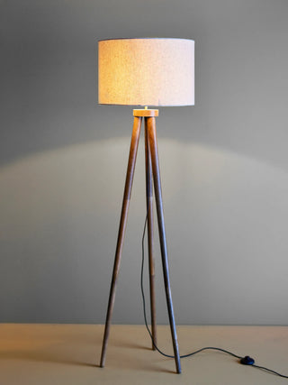 Vloerlamp mangohout bruin Etienne Ø46x156 cm van Bloomingville, toegepast in een sfeervolle interieursetting