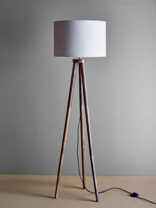 Vloerlamp mangohout bruin Etienne Ø46x156 cm van Bloomingville, geplaatst in een ruimtelijke woonomgeving
