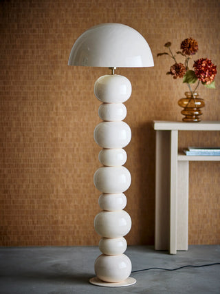 Vloerlamp metaal naturel Cressida Ø46×137 cm van Bloomingville, geplaatst in een ruimtelijke woonomgeving
