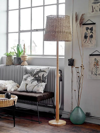 Vloerlamp rotan beige/naturel Kakasi 160cm van Bloomingville, toegepast in een sfeervolle interieursetting