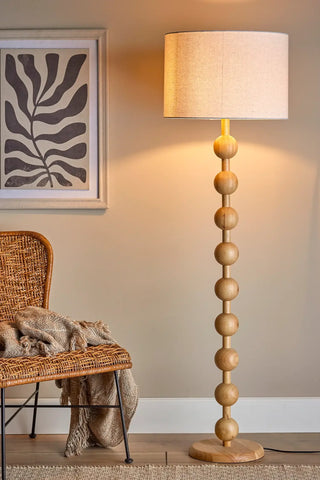 Vloerlamp rubberwood nature Giacoma 154cm van Bloomingville, toegepast in een sfeervolle interieursetting