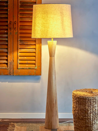 Vloerlamp rubberwood naturel Leonor 130cm van Bloomingville, in een gestileerde detailopstelling