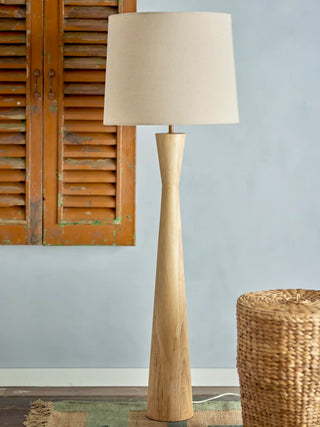 Vloerlamp rubberwood naturel Leonor 130cm van Bloomingville, toegepast in een sfeervolle interieursetting