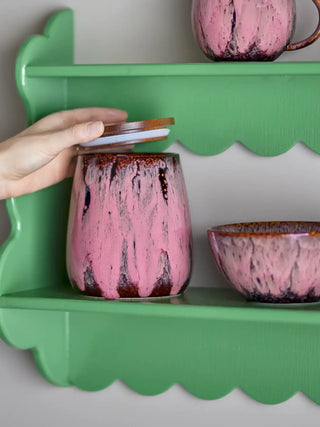 Voorraadpot aardewerk roze Rayen - 1L van Bloomingville, toegepast in een sfeervolle interieursetting