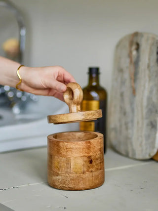 Voorraadpot mangohout naturel Nonnie 18cm van Bloomingville, toegepast in een sfeervolle interieursetting