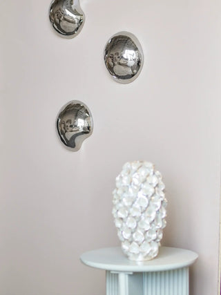 Wanddecoratie aardewerk zilver Bobby 21cm van Bloomingville, toegepast in een sfeervolle interieursetting