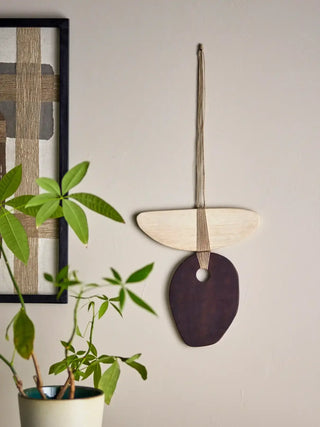 Wanddecoratie eikenhout Yoki 30cm van Bloomingville, toegepast in een sfeervolle interieursetting