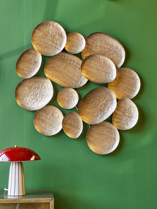 Wanddecoratie metaal messingkleurig Raynee van Bloomingville, toegepast in een sfeervolle interieursetting