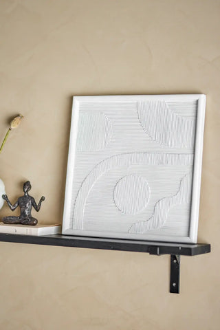Wanddecoratie polyresin wit Patina 42x42cm van Bloomingville, toegepast in een sfeervolle interieursetting