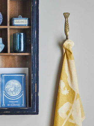 Wandhaak metaal brass chalix 16cm van Bloomingville, toegepast in een sfeervolle interieursetting