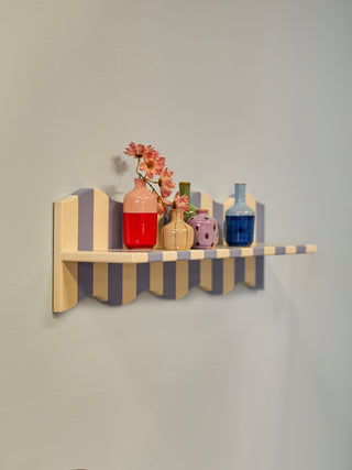 Wandplank blauw beige Bubbi 80 cm van Bloomingville, toegepast in een sfeervolle interieursetting