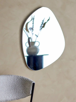 Wandspiegel glas zilver Aimie 56x70cm van Bloomingville, toegepast in een sfeervolle interieursetting
