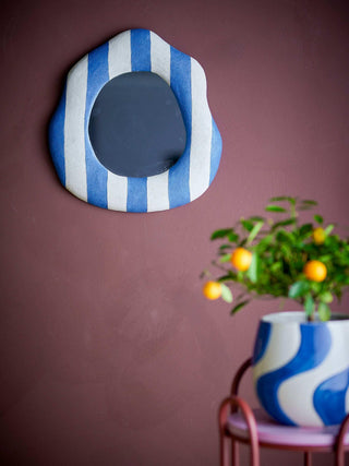 Wandspiegel polyresin blauw Travis van Bloomingville, toegepast in een sfeervolle interieursetting