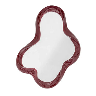 Wandspiegel polyresin rood Violeta 61cm van Bloomingville, schuin bekeken met vorm en afwerking zichtbaar