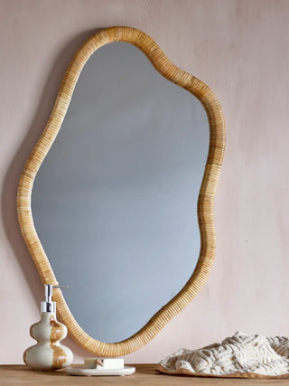 Wandspiegel rotan nature Ashlie van Bloomingville, toegepast in een sfeervolle interieursetting