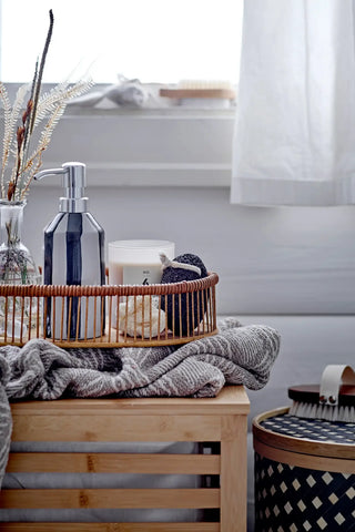 Wasmand bamboe nature Aden van Bloomingville, toegepast in een sfeervolle interieursetting