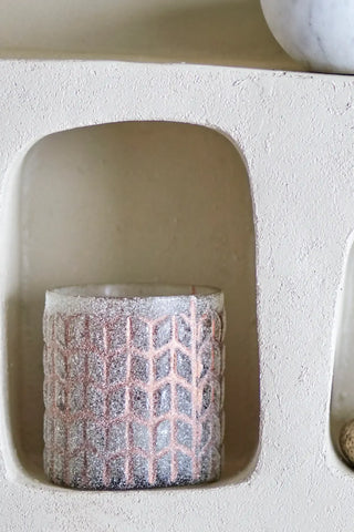 Waxinelichthouder gerecycled glas rose Esther 8cm van Bloomingville, in een gestileerde detailopstelling