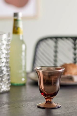 Wijnglas gerecycled bruin Florentine van Bloomingville, toegepast in een sfeervolle interieursetting