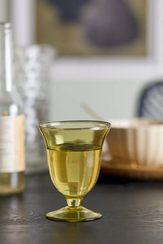 Wijnglas gerecycled glas groen Florentine van Bloomingville, toegepast in een sfeervolle interieursetting