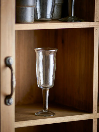 Wijnglas gerecycled glas helder Asha - 4 stuks van Bloomingville, toegepast in een sfeervolle interieursetting